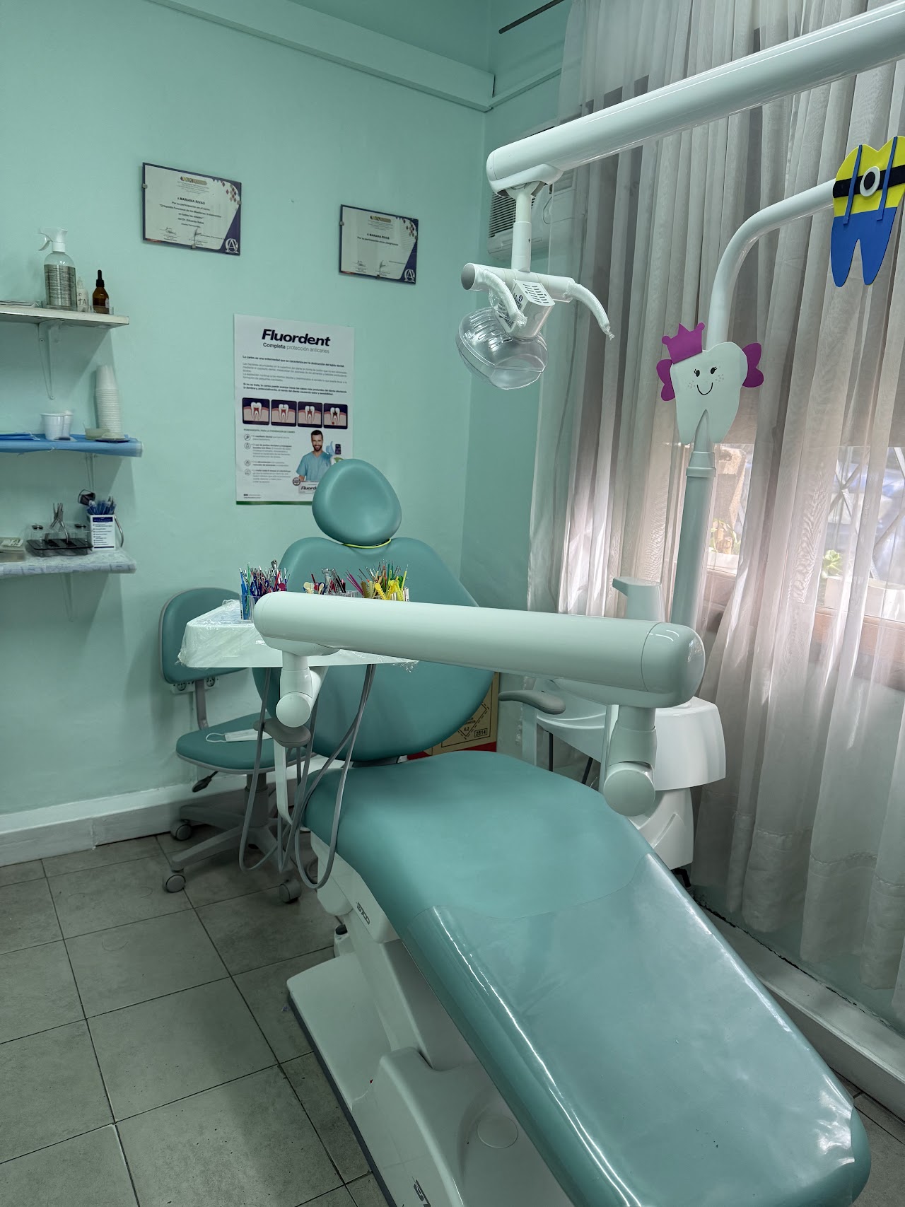 Consultorio odontológico moderno con sillón ergonómico e instrumental en San Miguel